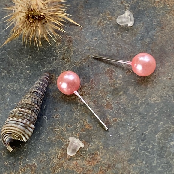 🎈Sale 🎈2 for $10 NWOT spring baby pink faux Pearl small ball post earrings - Picture 5 of 6